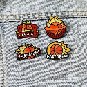 Set di spille in smalto da basket con corona MVP e fiamme su sfondo in denim