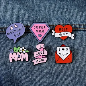 Set di 6 spille smaltate per la Festa della Mamma con motivi floreali e cuori su denim