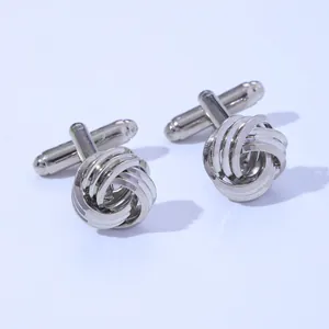 Vue macro de boutons de manchette nœud argenté poli pour chemises de cérémonie pour homme