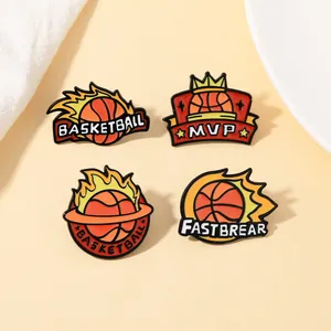 Dettaglio di quattro spille creative in smalto da basket con design MVP e fiamme vivaci