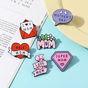 Set di 6 spille smaltate per la festa della mamma con cuori e scritte MOM su sfondo blu