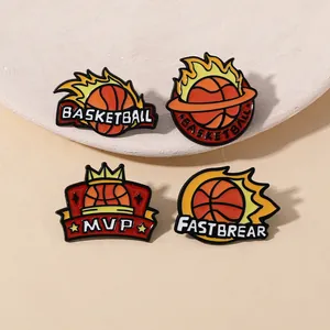 Dettaglio di quattro spille smaltate da basket con motivi MVP e fiamme vivaci