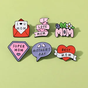 Dettaglio di sei spille smaltate Festa della Mamma con buste cuore e motivi floreali