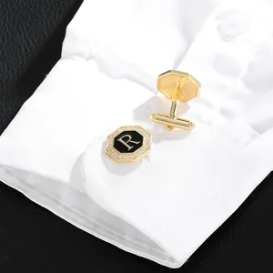 Gemelos octogonales dorados con letra R negra y cristales para camisa de hombre
