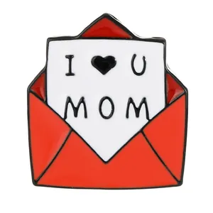 Spilla smaltata busta cuore rosa con testo I Love U Mom per regalo festa della mamma