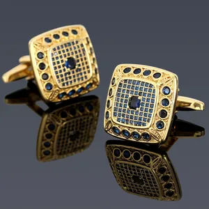Detailansicht luxuriöser quadratischer Manschettenknöpfe mit blauen Steinen und Goldnetz