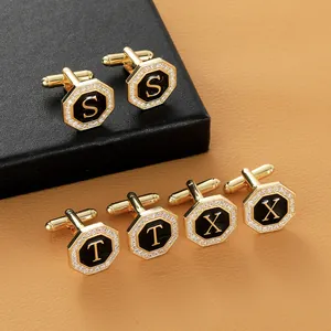 Gemelos dorados octagonales con letras de esmalte negro y borde de cristales brillantes