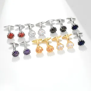 Detalle de gemelos de corona en plata y oro con incrustaciones de cristal de color