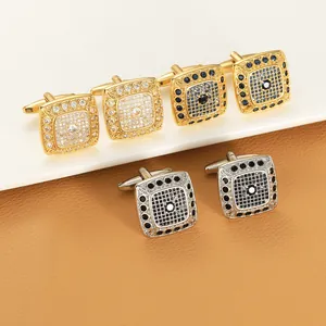 Detailansicht luxuriöser quadratischer Manschettenknöpfe mit Zirkonia auf Gold und Silber