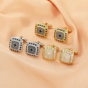 Detailansicht luxuriöser quadratischer Manschettenknöpfe mit Zirkonia-Besatz auf Seide