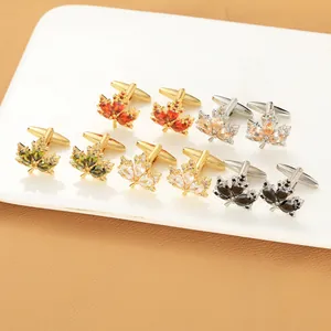 Détails des boutons de manchette feuille d'érable sertis de pierres précieuses colorées
