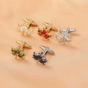 Détail des boutons de manchette feuille d'érable en diverses couleurs avec cristaux