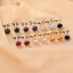 Vista de primer plano de gemelos de cristal con engaste de corona y piedras variadas
