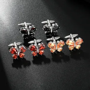 Detailansicht luxuriöser Schmetterlingsmanschettenknöpfe in Schwarz, Rot und Orange