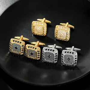 Makroansicht luxuriöser quadratischer Manschettenknöpfe mit Zirkonia in Gold und Silber