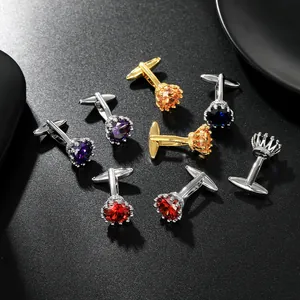 Primer plano de gemelos con diseño de corona en oro y plata con cristales de colores lujo