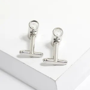 Détail macro de boutons de manchette sablier argentés avec cristal blanc poli