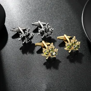 Vue macro de boutons de manchette en forme de feuille d'érable avec pierres précieuses