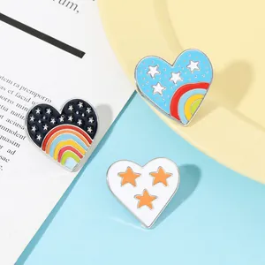 Vue détaillée de trois badges coeur arc-en-ciel en émail avec finition colorée à l'huile