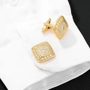 Luxuriöse goldene Manschettenknöpfe mit Zirkonia-Besatz an einer französischen Manschette