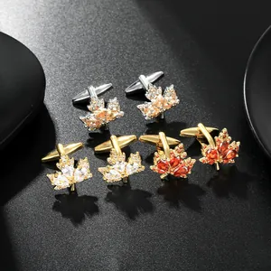 Vue détaillée des boutons de manchette en forme de feuille avec zircons colorés dorés et argent