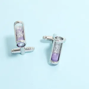 Vue détaillée des boutons de manchette en forme de sablier avec métal argenté et sable violet