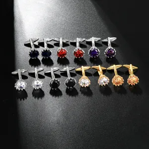 Primer plano de gemelos de cristal de varios colores con bases de plata y oro