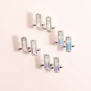 Vue détaillée de boutons de manchette sablier en quatre couleurs avec métal argenté poli