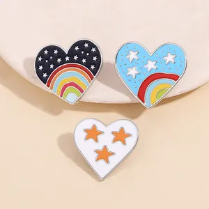 Détails de broches en émail en forme de cœur arc-en-ciel en noir, bleu et blanc poli