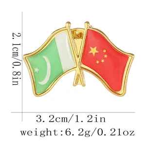 Broche en métal avec drapeaux croisés Pakistan-Chine, bordure dorée et émail
