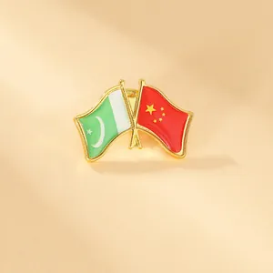 Détail de l'insigne croisé des drapeaux de l'amitié Chine-Pakistan en émail