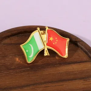 Vue macro de la broche en métal double drapeau montrant l'amitié Chine et Pakistan
