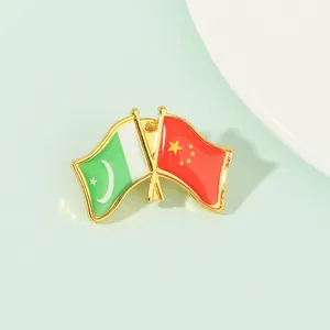 Vue détaillée de l'épinglette émaillée des drapeaux croisés de la Chine et du Pakistan