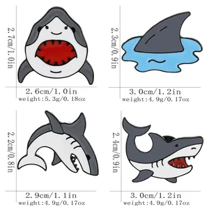 Lot de pins émaillés requin dessin animé avec quatre styles du monde marin en bleu et gris