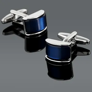 Detailansicht der Herren-Manschettenknöpfe in Silber mit blauem Stein und T-Verschluss