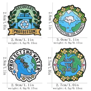 Lot de quatre broches en émail colorées sur le thème de l'écologie et du recyclage