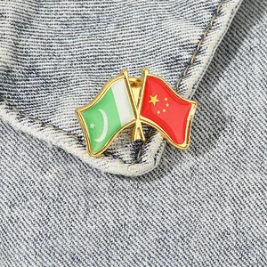 Broche drapeaux d'amitié Pakistan-Chine émaillée avec dorure sur veste en jean