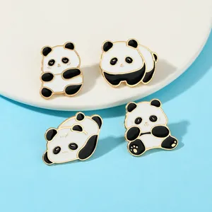 Détail de quatre épingles en émail de panda mignon avec bords dorés et finition noir et blanc