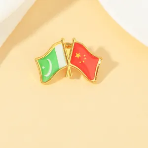 Vue détaillée du pin's d'amitié Pakistan-Chine avec des drapeaux croisés dorés