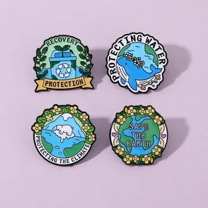 Lot de quatre broches en émail écolo avec baleines, ours et Terre sur fond violet pastel
