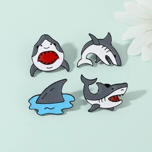 Ensemble détaillé de quatre broches en émail requin dessin animé aux poses variées de mer