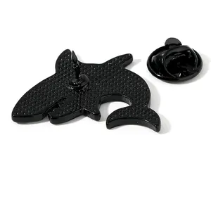 Épingle requin en émail noir avec texture arrière antidérapante et fermoir papillon