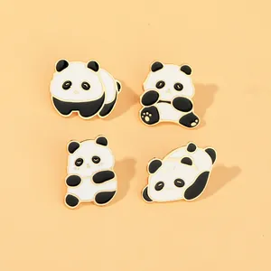 Lot de quatre pin's en émail panda mignons avec diverses poses et bordures en métal doré