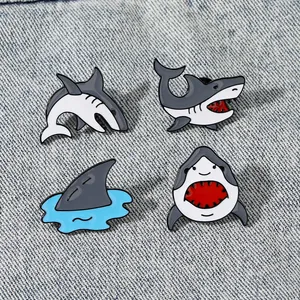 Lot de pins en émail requin dessin animé sur fond denim avec quatre motifs uniques