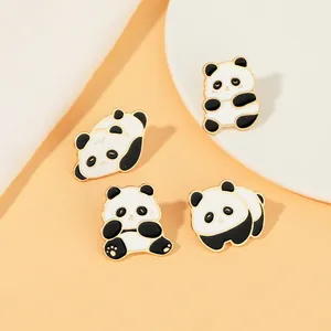 Gros plan de quatre broches en émail de panda mignonnes avec des bords en métal doré