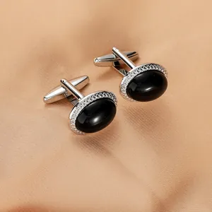 Dettaglio ravvicinato di gemelli ovali in cristallo nero con bordo in metallo argento
