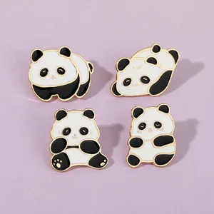 Détails de quatre pin's panda en émail avec bordure dorée et poses de dessin animé mignon