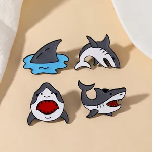 Lot de quatre pins en émail de requins mignons avec diverses poses sur fond chaleureux