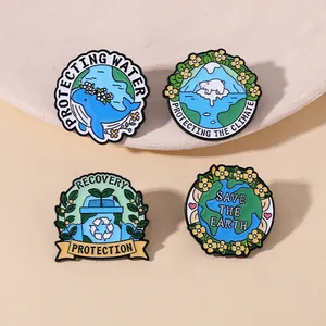 Lot de quatre broches en émail écolo avec motifs de baleine, ours polaire et Terre