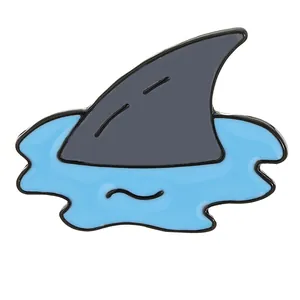 Pin's émaillé aileron de requin avec vagues bleues, accessoire en métal pour sacs